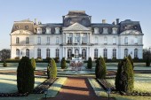 Château d'Artigny & Spa - Façade de jour avec un beau ciel bleu