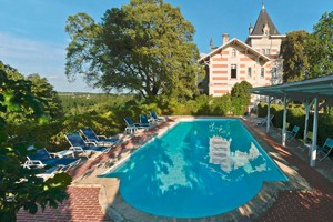 Hôtel l'Yeuse & Spa - Piscine et facade