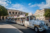 Petit train touristique de Nîmes à 24km de l’hostellerie le Castellas ©Nîmes-Tourisme