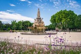 Fontaine Pradier Esplanade Charles de Gaulle de Nîmes à 24 km de l’Hostellerie le Castellas-©Nîmes-Tourisme