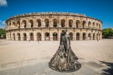Arènes de Nîmes et statue de Nimeno à 24 km de l’hostellerie le Castellas ©Nîmes-Tourisme