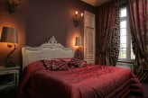 Château de Fère – Chambre Deluxe déco bordeau