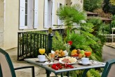 Domaine des Bains à Vals-les-Bains en Ardèche - Petit déjeuner à l'extérieur