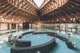 Domaine des Bains à Vals-les-Bains en Ardèche - Spa Séquoia Redwood bains intérieures à 210 mètres de l'hôtel @bestjobers