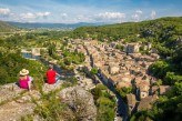 Domaine des Bains à Vals-les-Bains en Ardèche - le village de Vogüé à 18km de l'hôte l© Marina Geray