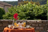 Hostellerie Le Castellas - Petit déjeuner en terrasse chambre Prestige