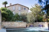 Hostellerie Le Castellas - Facade & Piscine