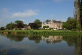 Château Tilques - rivière qui traverse le parc de 4 hectares où est situé le Château