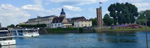 Chalon-sur-Saône-paquebot-massif-Tour-du-Doyenné-a-3km-de-l-hotel-Saint-Georges-Chalon-sur-Saone