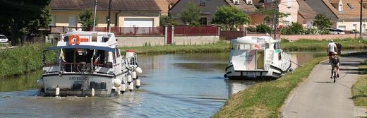 Rully-canal-fluvial-navigation-fluviale--a-14km de l-hotel-Saint-Georges-Chalon-sur-Saone