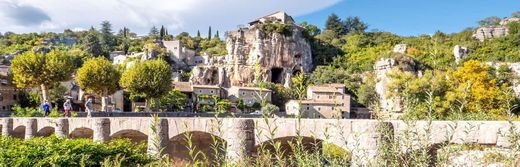 Domaine-des-Bains-Vals-les-Bains-Village-de-caractère-de-Labeaume-a-33km-de-l-hotel