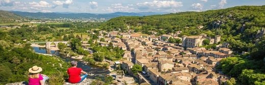 Domaine-des-Bains-Vals-les-Bains-Vue-sur-le-village-de-Vogüé-a-18km-de-l-hotel