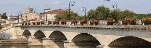 hotel-yeuse-ville-de-Cognac-Pont©Destination-Cognac