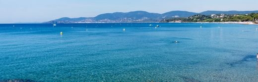 vue-sur-la-baie-de-Cavalaire-depuis-le-parc-national-du-Cap-Lardier-a 19km de l-hotel-du-Parc